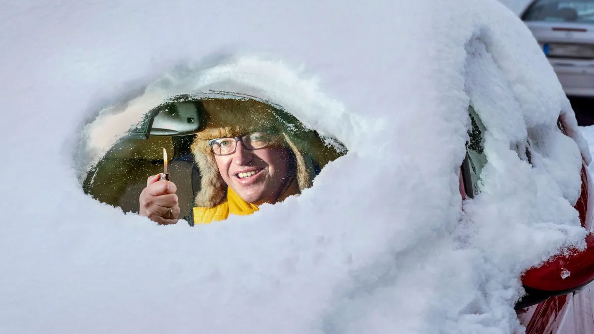 news-bilder-des-tages-autofahrer-befreit-mit-feuerzeug-windschutzscheibe-von-schnee-muenchen-dezembe.webp