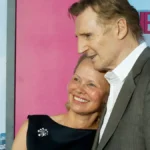 pamela-anderson-und-liam-neeson-so-vertraut-zeigten-sie-sich-bei-der-premier-von-die-nackte-kanone.j.webp
