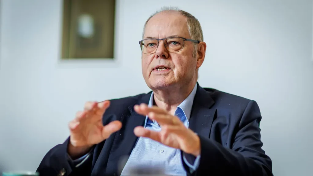 peer-steinbrueck-bundesminister-a-d-spd-aufgenommen-im-rahmen-eines-interviews-berlin-deutschland-pe.webp