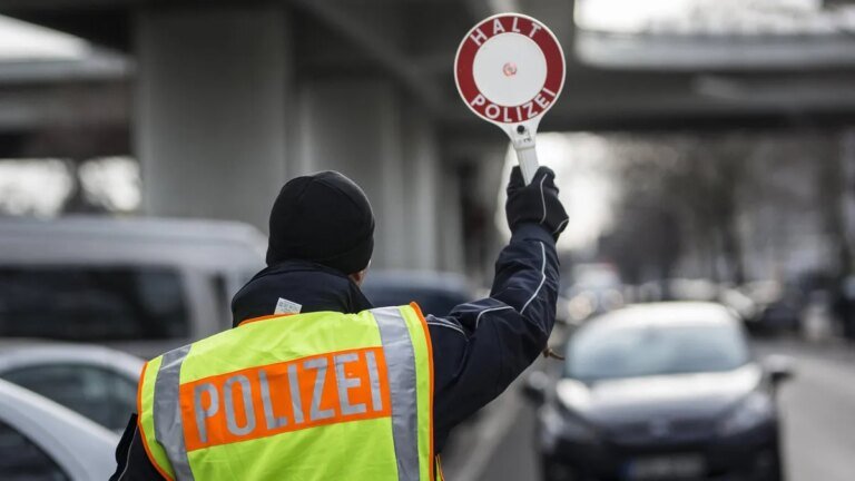polizeikontrolle-verkehrsvergehen-muessen-deutlich-haerter-geahndet-werden-fordert-ein-experte.jpg