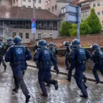 polizisten-in-nuernberg-am-rande-einer-demo-archivfoto-am-montagabend-kam-es-in-der-suedstadt-erneut.webp