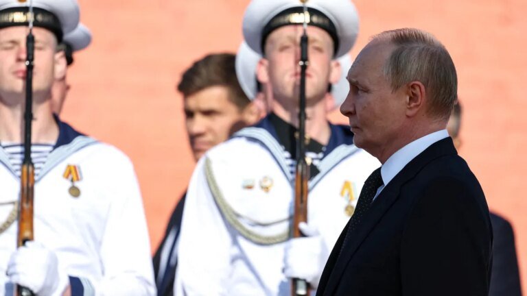 putin-bei-der-einweihung-eines-russischen-atom-u-boots-in-sewerodwinsk-im-july-2025.jpg