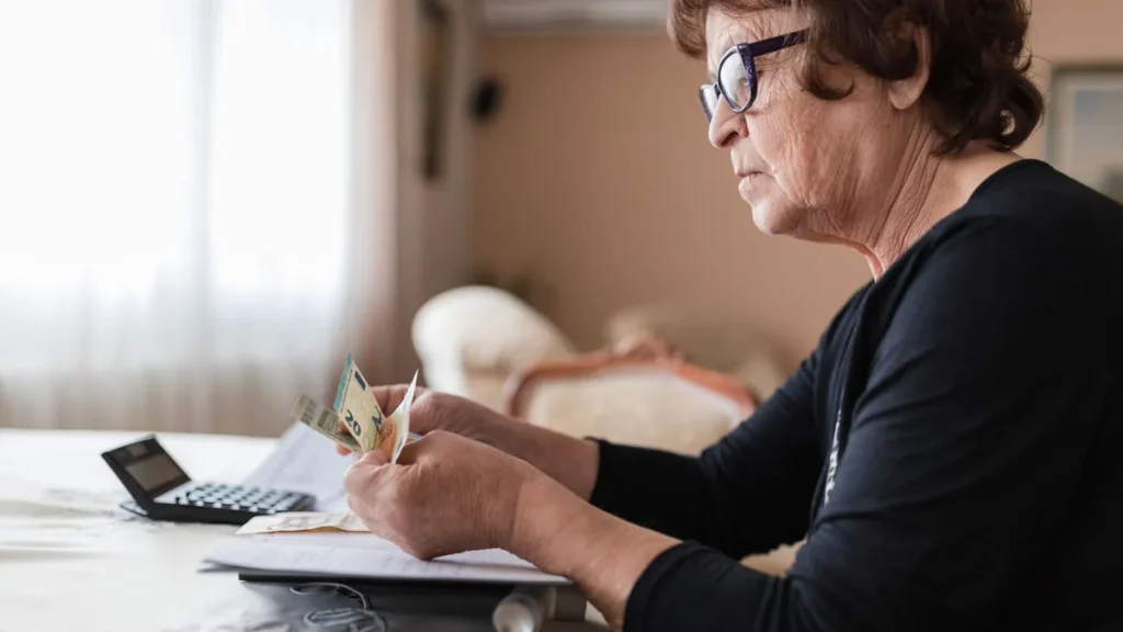 rentnerin-in-sorge-wer-im-alter-nicht-genug-geld-besitzt-um-seinen-lebensunterhalt-zu-bestreiten-kan.webp