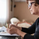 rentnerin-in-sorge-wer-im-alter-nicht-genug-geld-besitzt-um-seinen-lebensunterhalt-zu-bestreiten-kan.webp