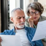 rentnerpaar-sichtet-dokumente-wer-frueh-privat-vorsorgt-kann-sich-zusaetzliches-vermoegen-zur-rente.webp