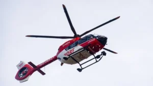 rettungshubschrauber-fliegt-zur-notaufnahme-symbolbild-der-mann-wurde-mit-einem-helikopter-zur-weite.webp