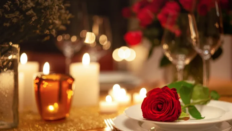 rote-rosen-und-candlelight-dinner-zum-valentinstag-romantischer-abend-zum-valentinstag-jena-thuering.webp