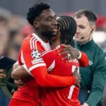 rueckkehr-auf-den-rasen-alphonso-davies-li-wird-fuer-serge-gnabry-eingewechselt.jpg