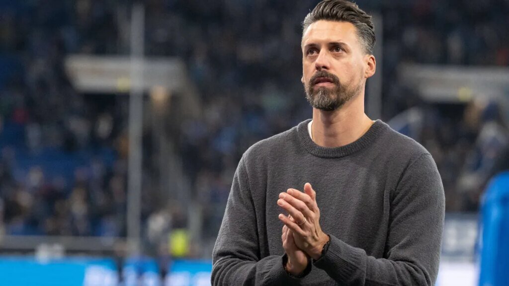 sandro-wagner-der-38-jaehrige-hatte-in-augsburg-einen-vertrag-bis-2028-unterschrieben.jpg
