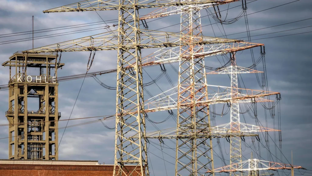 stromleitungen-freileitungen-beim-steag-kohlekraftwerk-duisburg-walsum-foerdergeruest-der-ehemaligen.webp