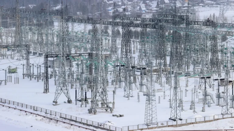stromuebertragungsleitungen-auf-dem-gelaende-eines-wasserkraftwerks-in-der-region-von-angarsk-die-en.webp