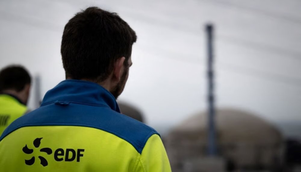 un-agent-edf-devant-une-centrale-nucleaire-1765300221_a228b22cbbd86c628b22cbbd8aa28bv_.jpg