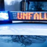 unfall-steht-im-display-eines-streifenwagens-symbolbild-nach-dem-unfall-in-bremen-groepelingen-bitte.webp