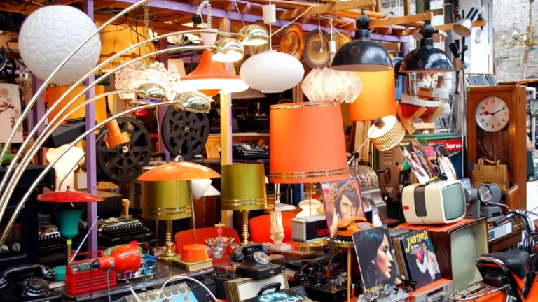 vintage-laden-mit-lampen-ddr-und-70er-jahre-lampen-die-bis-heute-durch-ihren-besonderen-stil-ueberze.webp