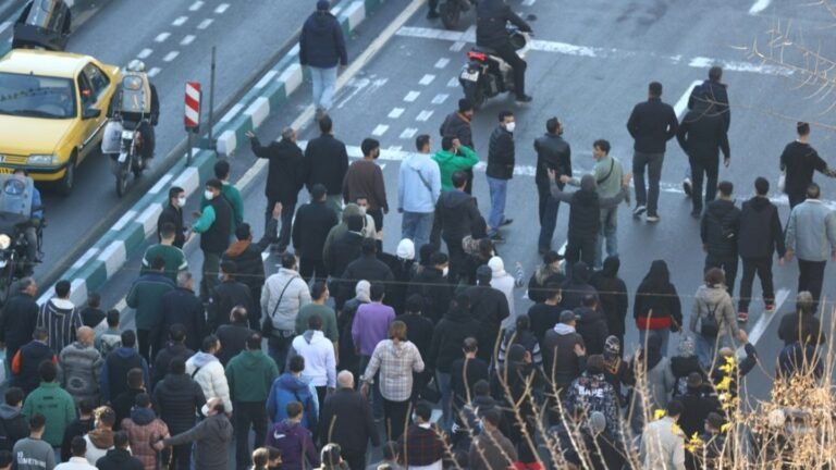 04-demonstranten-im-iran-1c59258acf45886b.jpg