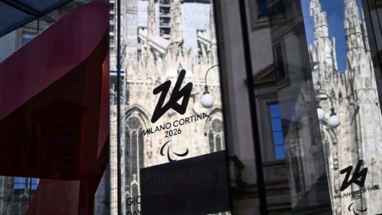 27-ein-logo-der-olympischen-winterspiele-in-mailand-85ff5c1ca9e1fb2a.jpg