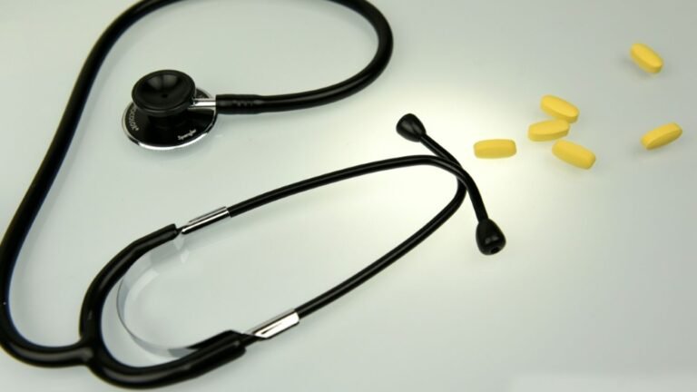 27-tabletten-und-stethoskop-auf-einem-tisch-ab7d14e01d92f3e2.jpg
