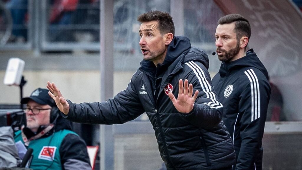 Chef-Trainer-Miroslave-Klose-1-FC-Nuernberg-gibt-Anweisungen-an-die-Mannschaft-dahinter-der-vierte-O.jpeg