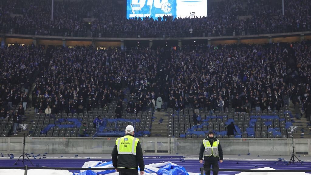 Die-Berliner-Ultras-verlassen-das-Stadion-in-der-20-Minute-der-ersten-Halbzeit-half-time-aus-Protest.jpeg