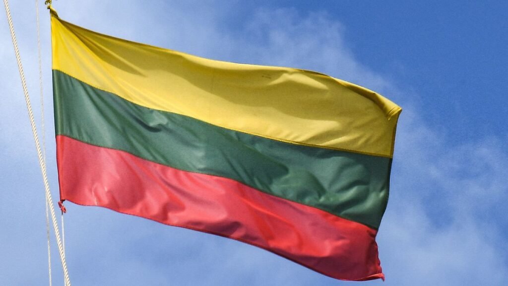 Die-litauische-Fahne-weht-in-Klaipeda-Archivbild-Sommer-2017.jpg