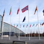 Fahnen-flattern-im-Wind-vor-dem-Nato-Hauptquartier-in-Bruessel.jpg