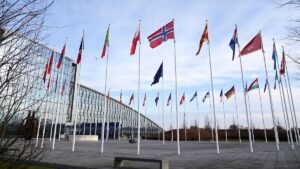 Fahnen-flattern-im-Wind-vor-dem-Nato-Hauptquartier-in-Bruessel.jpg