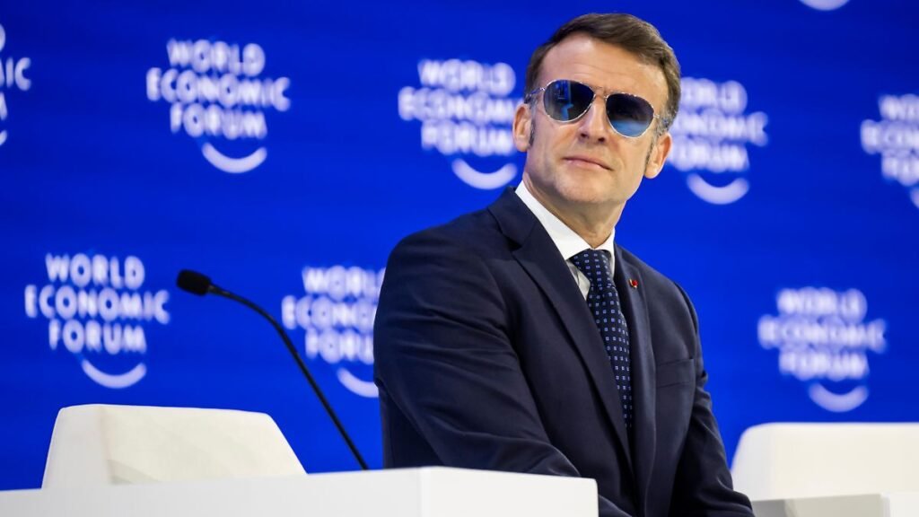 Frankreichs-Praesident-Emmanuel-Macron-der-Sonnenbrille-traegt-wartet-waehrend-einer-Plenarsitzung-i.jpeg
