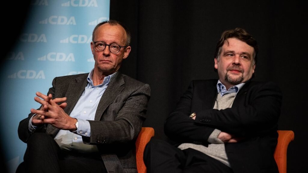 Friedrich-Merz-l-CDU-Vorsitzender-und-Kanzlerkandidat-seiner-Partei-sitzt-neben-Dennis-Radtke-Landes.jpeg