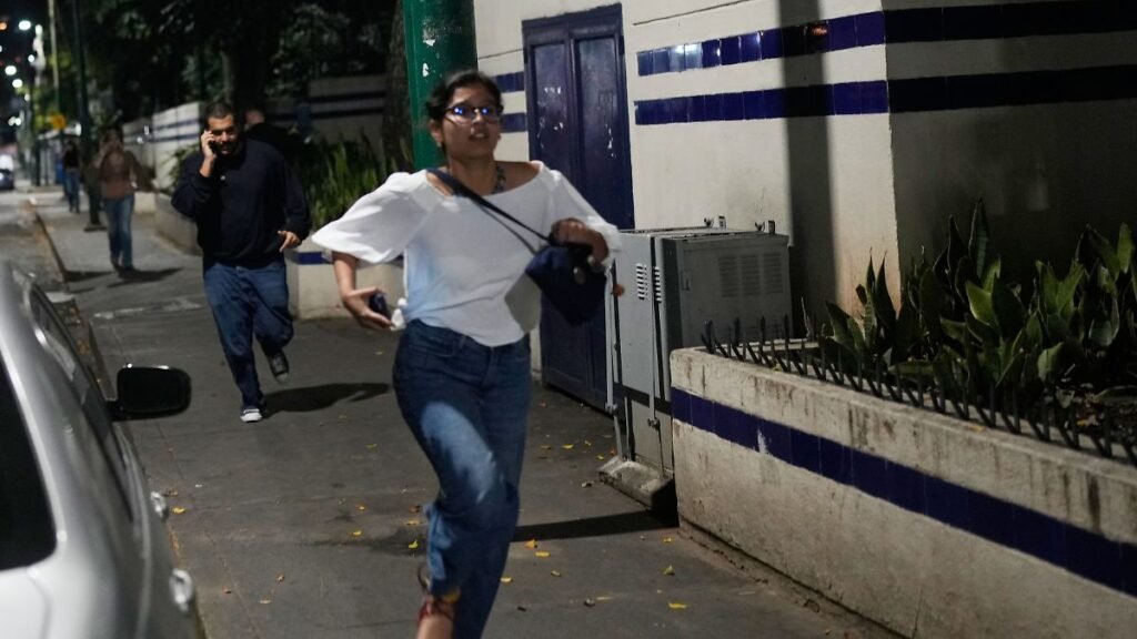 Fussgaenger-rennen-nachdem-Explosionen-in-Caracas-zu-hoeren-waren.jpg