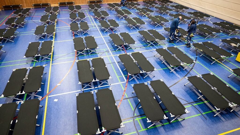 In-einer-Turnhalle-vom-Dreilinden-Gymnasium-stehen-Feldbetten-Zehntausende-Menschen-im-Suedwesten-de.jpeg