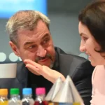 Markus-SOEDER-Ministerpraesident-Bayern-und-CSU-Vorsitzender-mit-Kaffeetasse-re-Dorothee-BAER-Bundes.webp