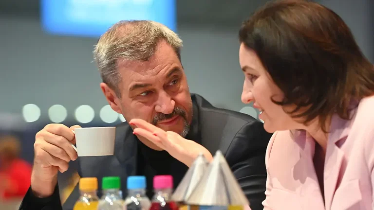 Markus-SOEDER-Ministerpraesident-Bayern-und-CSU-Vorsitzender-mit-Kaffeetasse-re-Dorothee-BAER-Bundes.webp