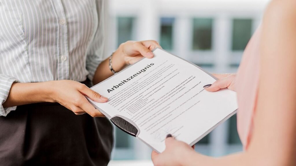 Mit-einem-Arbeitszeugnis-in-dem-schlechter-als-gut-bewertet-wird-gestaltet-sich-die-Jobsuche-schwier.jpeg