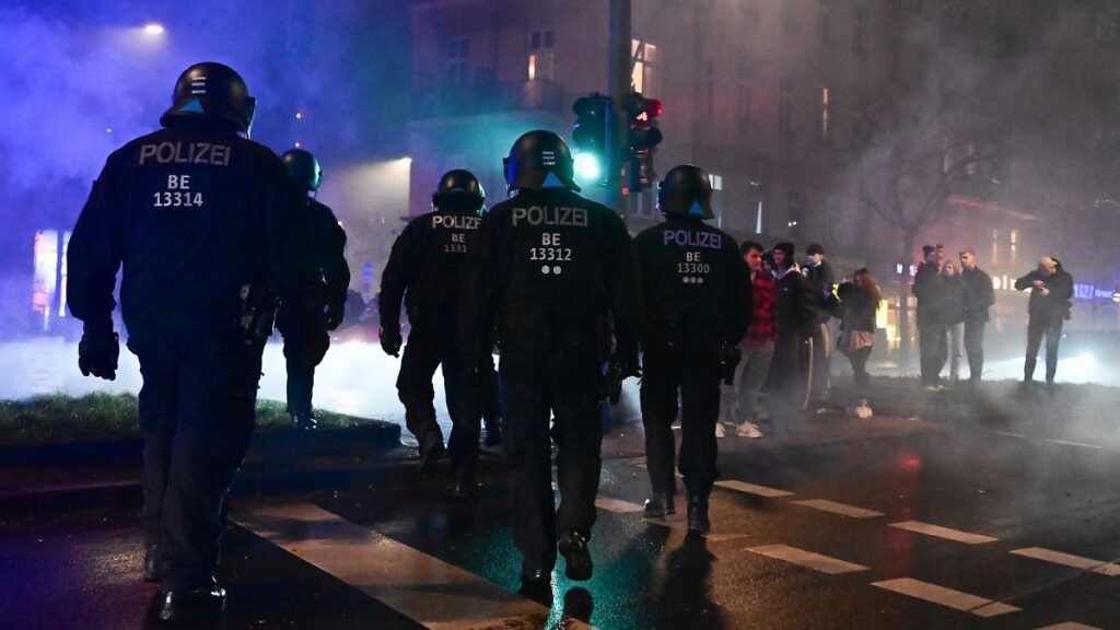 Polizeibeamte-gehen-waehrend-der-Silvesternacht-in-Neukoelln-ueber-eine-Strasse.jpg