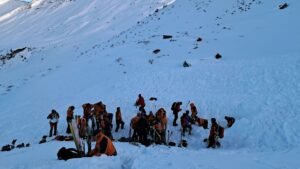 Rettungskraefte-bei-einem-Lawinenabgang-am-Finsterkopf-Grossarltal-In-Oesterreich-sind-insgesamt-fue.jpeg