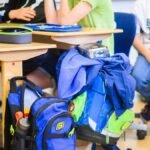 Schueler-sitzen-neben-ihren-Schulranzen-im-Klassenraum-einer-4-Klasse-einer-Grundschule-in-der-Regio.jpeg
