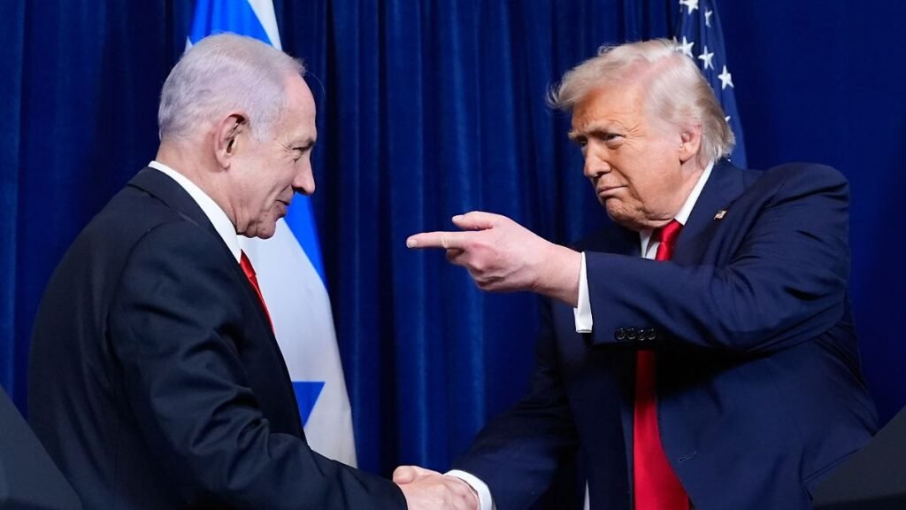 US-Praesident-Donald-Trump-r-gibt-dem-israelischen-Ministerpraesidenten-Benjamin-Netanjahu-waehrend.jpeg
