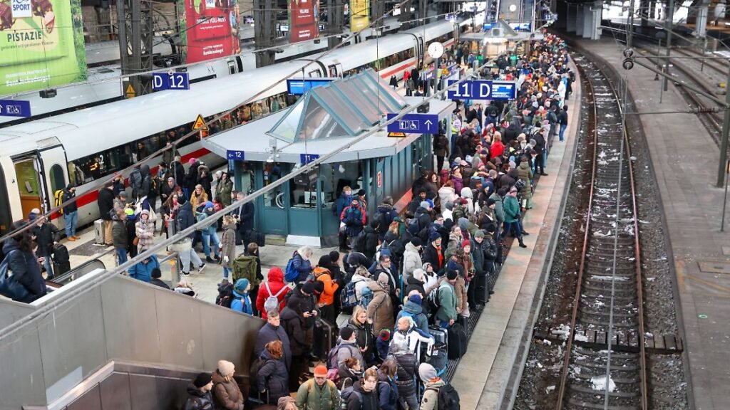 Zahlreiche-Menschen-sind-am-Hauptbahnhof-Hamburg-unterwegs-Die-Zuege-sind-sehr-voll-Reisende-bericht.jpeg