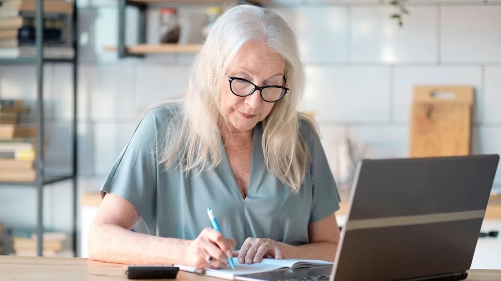aeltere-frau-am-laptop-fuer-verschiedene-rentenarten-gelten-unterschiedliche-voraussetzungen.jpg