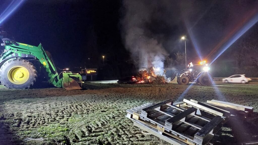 agriculteurs-de-la-drome-manifestation-blocage-tain-l-hermitage-barrage-rond-point-695df6c4e01c64838.jpeg