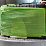 bag-wrapping-an-flughaefen-koennen-passagiere-ihren-koffer-folieren-lassen.jpg
