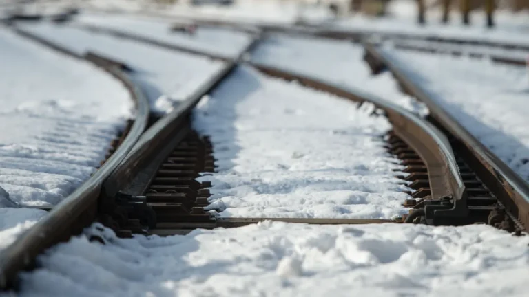 bei-extremfrost-oder-starken-schneeverwehungen-stossen-weichenheizungen-an-ihre-grenzen-symbolbild.j.webp