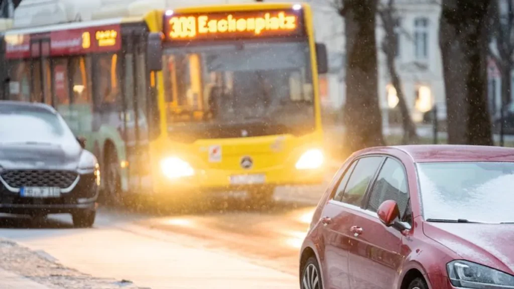 bus-im-schneegestoeber-archivbild-der-deutsche-wetterdienst-erwartet-schnellfall-im-nordwesten-deuts.webp