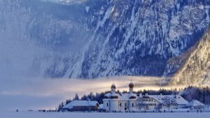 der-koenigssee-im-berchtesgadener-land-koennte-bald-komplett-zugefroren-sein.jpg