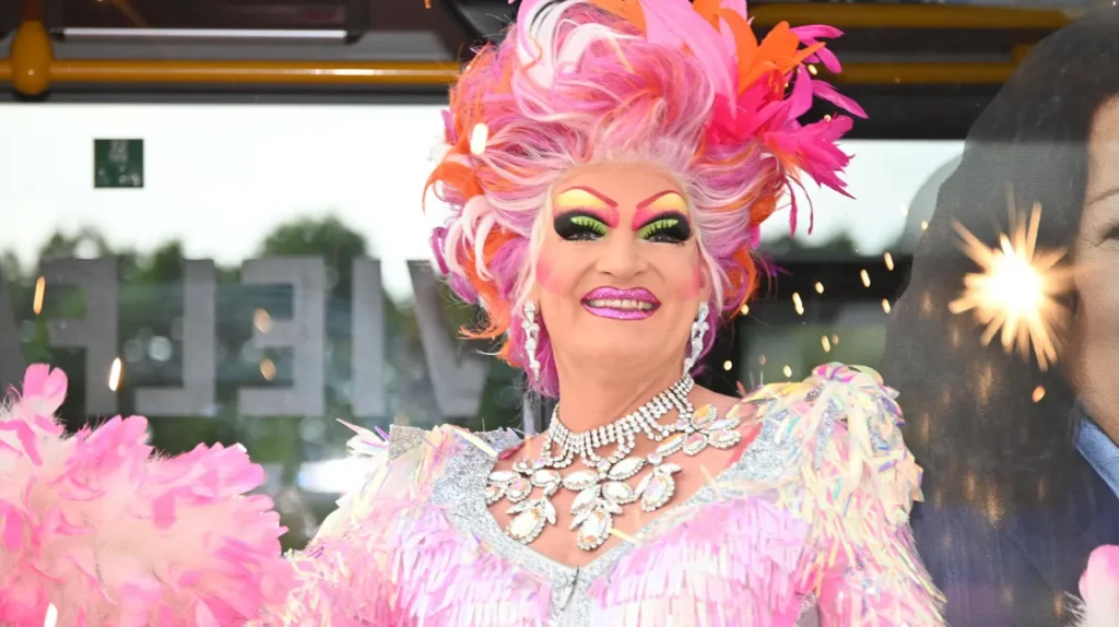 die-dragqueen-olivia-jones-in-hamburg-archivbild-ein-hamburger-beamter-ist-ihr-besonders-ans-herz-ge.webp