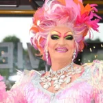 die-dragqueen-olivia-jones-in-hamburg-archivbild-ein-hamburger-beamter-ist-ihr-besonders-ans-herz-ge.webp
