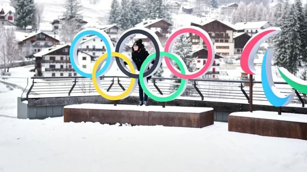 die-olympischen-ringe-in-italien-anfang-februar-beginnen-die-spiele-in-mailand-und-cortina-d-ampezzo.webp