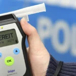 ein-alkohol-atemtest-geraet-der-polizei-symbolfoto-eine-41-jaehrige-hat-es-mit-dem-feiern-etwas-uebe.webp