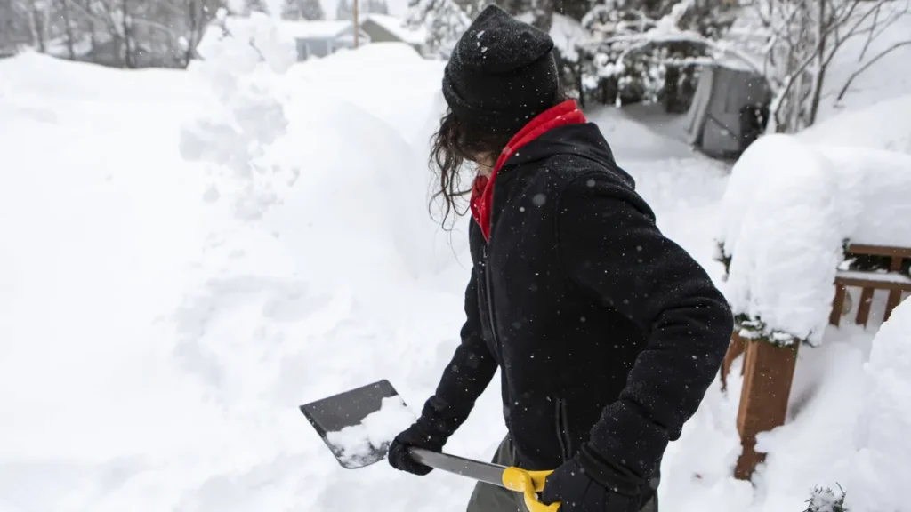 ein-mann-schaufelt-schnee-von-einem-gehweg-symbolbild-wer-am-herzen-erkrankt-ist-sollte-bei-der-aktu.webp