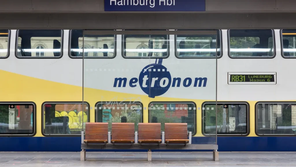 ein-metronom-zug-am-hauptbahnhof-in-hamburg-pendler-und-reisende-erleben-beinahe-taeglich-stress-dur.webp